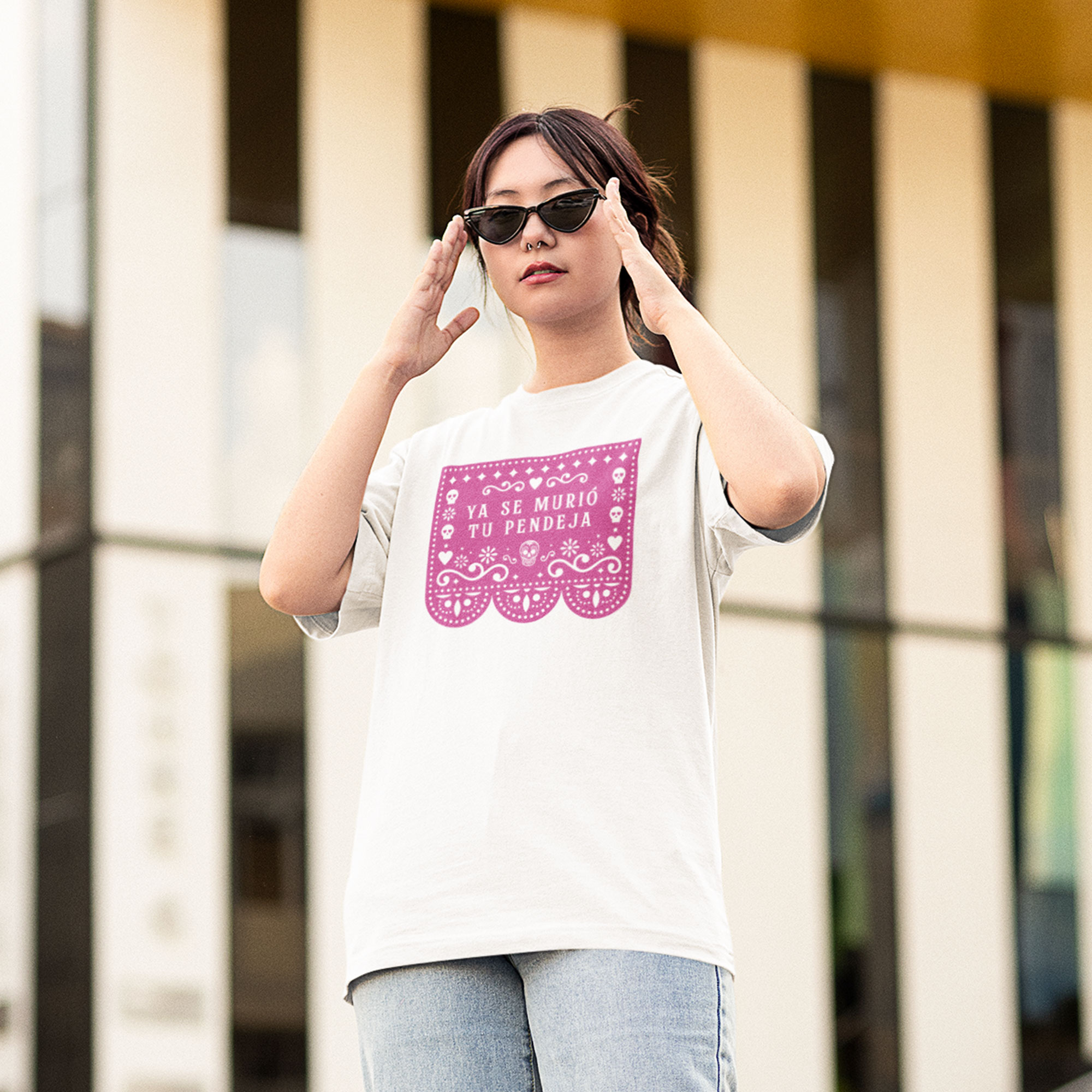 Playera Oversize de Manga Corta Unisex con Diseño de Papel Picado Blanca Cómoda y de Alta Calidad