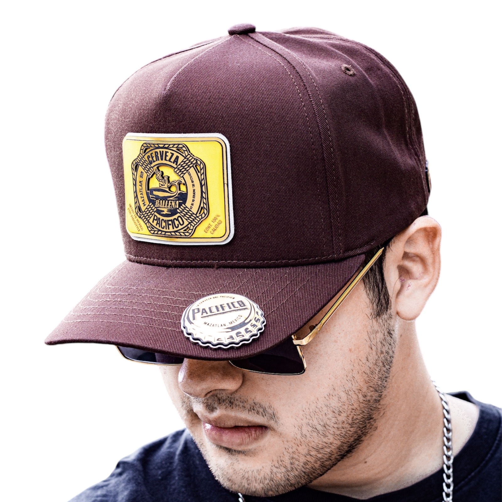 VAGO Style BALLENITA Gorra Unica Artesanal Café Ajustable con Visera Curva con Amarillo Bajo Visera