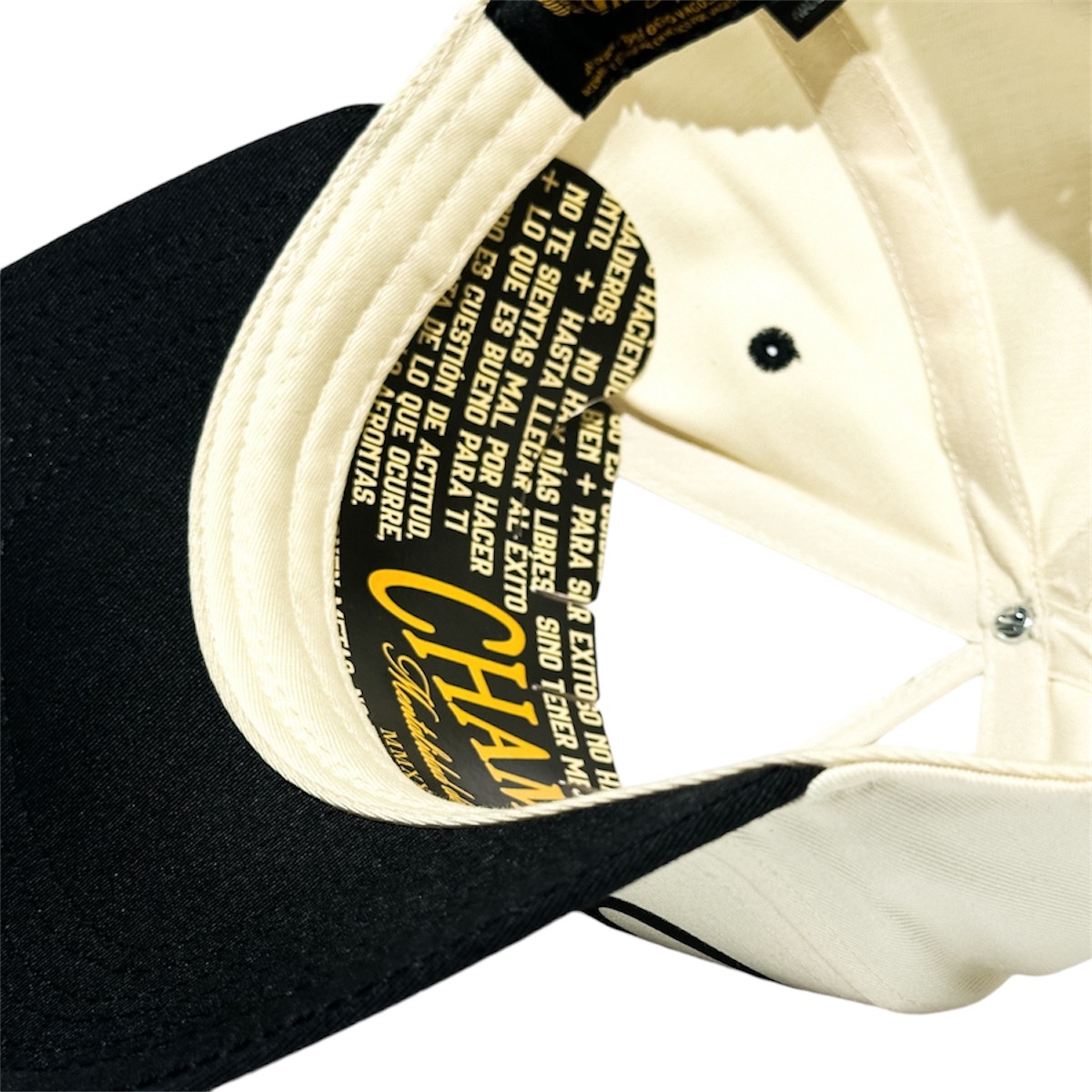 VAGO Style CHAMPION Gorra Unica Artesanal Marfil Ajustable con Visera Curva Negra
