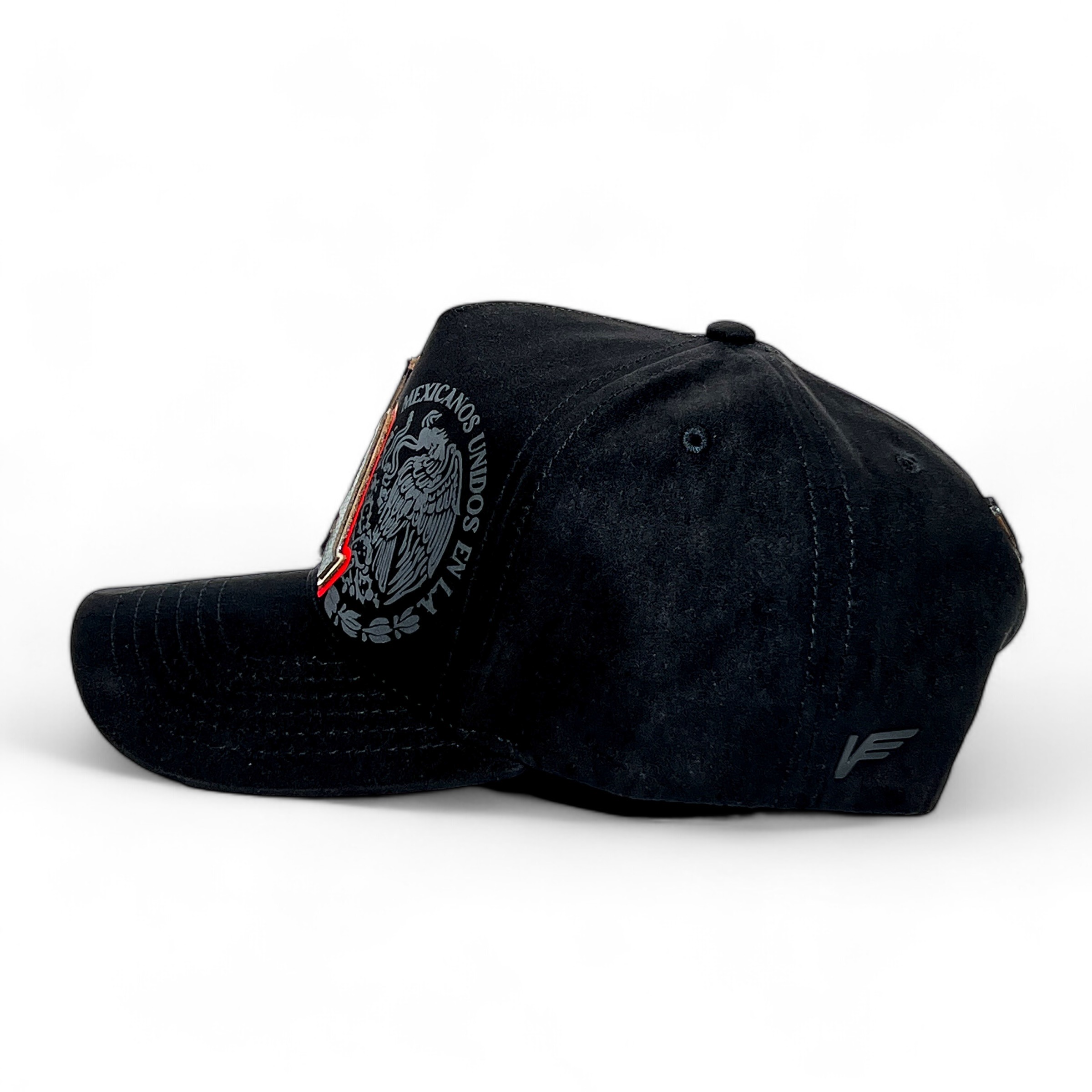 VAGO Style LA MX Gorra Unica Artesanal Negra de Gamuza Ajustable con Visera Curva con Rojo Bajo Visera