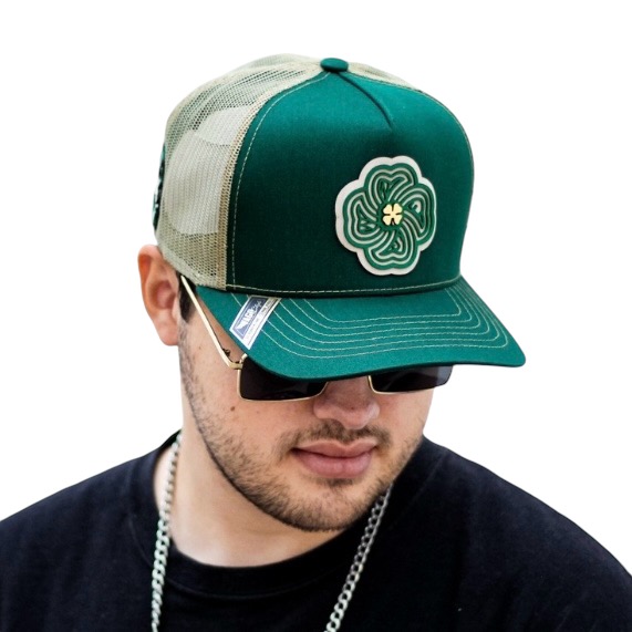 VAGO Style LUCKY Trébol Gorra Unica Artesanal Verde Obscuro y Malla Dorada Ajustable con Visera Curva