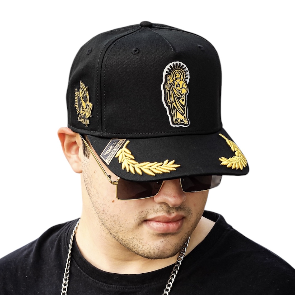 VAGO Style SAN JUDAS Gorra Unica Artesanal Negra Ajustable con Visera Curva con Laureles Dorados