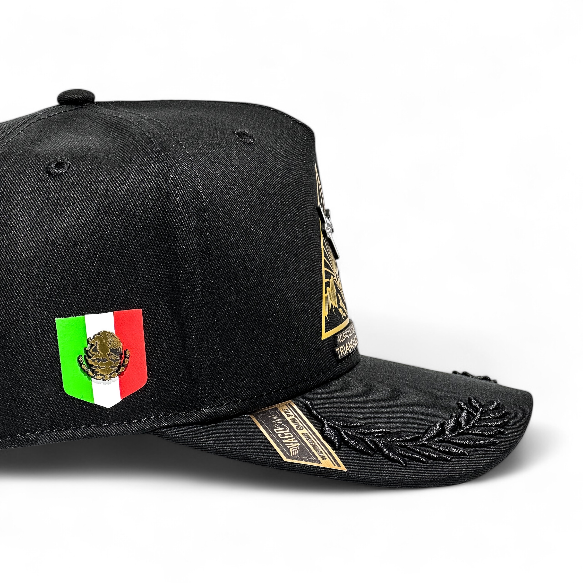 VAGO Style TRIANGULO DORADO Gorra Unica Artesanal Negra Ajustable con Visera Curva con Laureles Negros