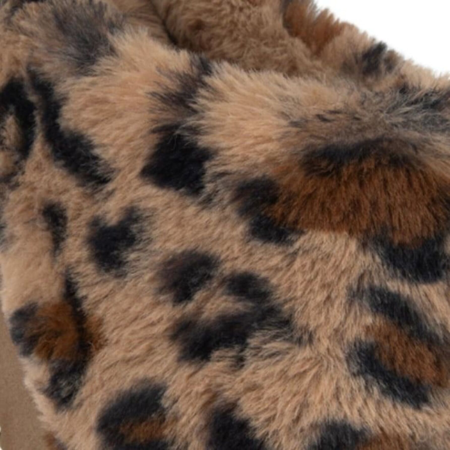 Pantufla para mujer, de descanso, de peluche, animal print, color camel, marca Love to Lounge 1165529