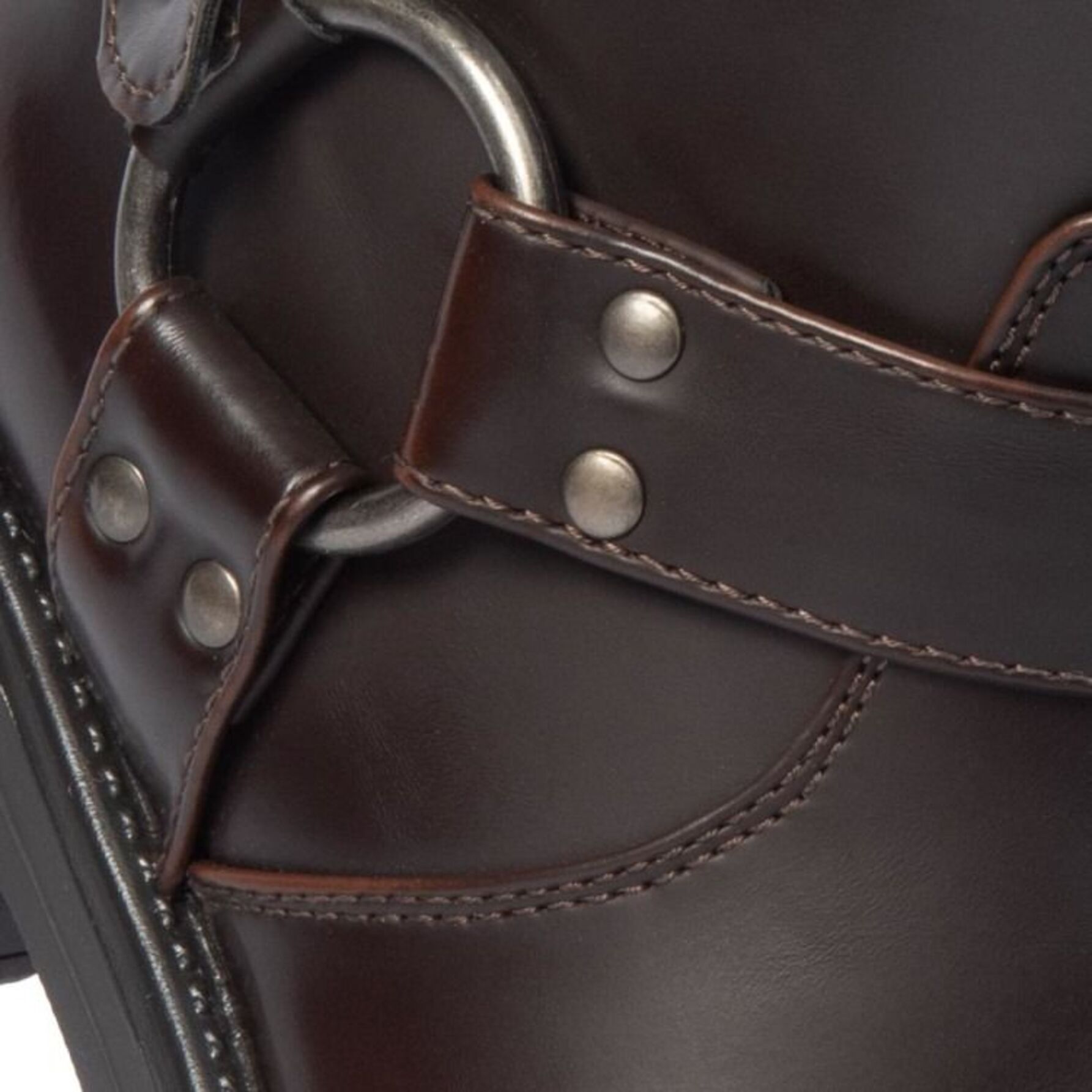 Bota para mujer, corta, con estribo y tacón bajo, color café, marca Tierra Bendita 1141870
