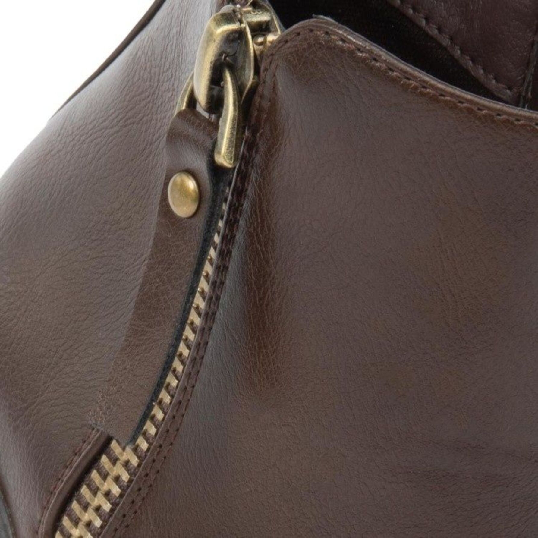 Bota para mujer, tipo botín, con cierre metálico y tacón ancho, marca Tierra Bendita, color café 1141944