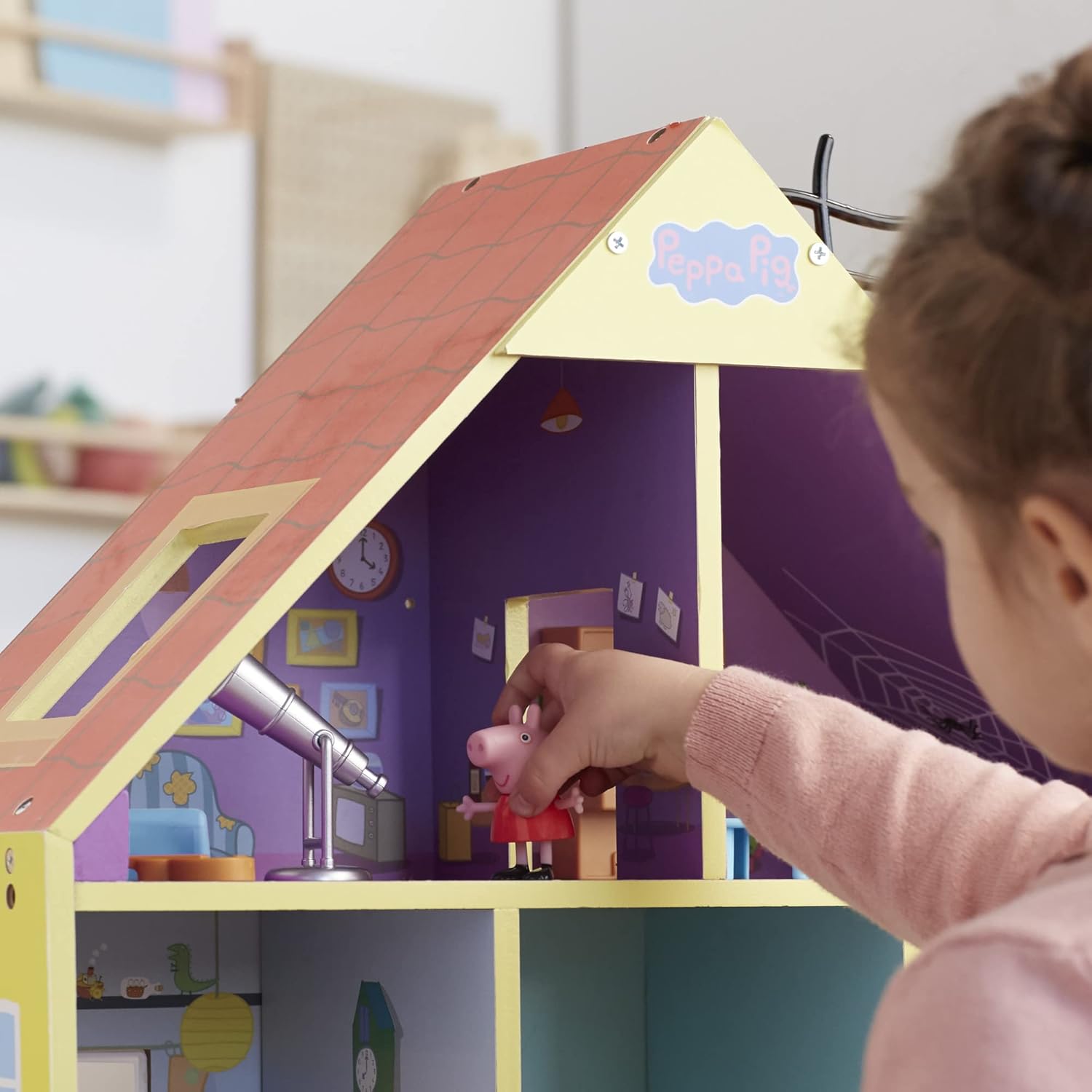 Peppa Pig - Súper casa de Madera - 8 Habitaciones - Incluye 2 Figuras y 29 Accesorios - Fabricada con Madera de Origen Responsable - A Partir de 3 años