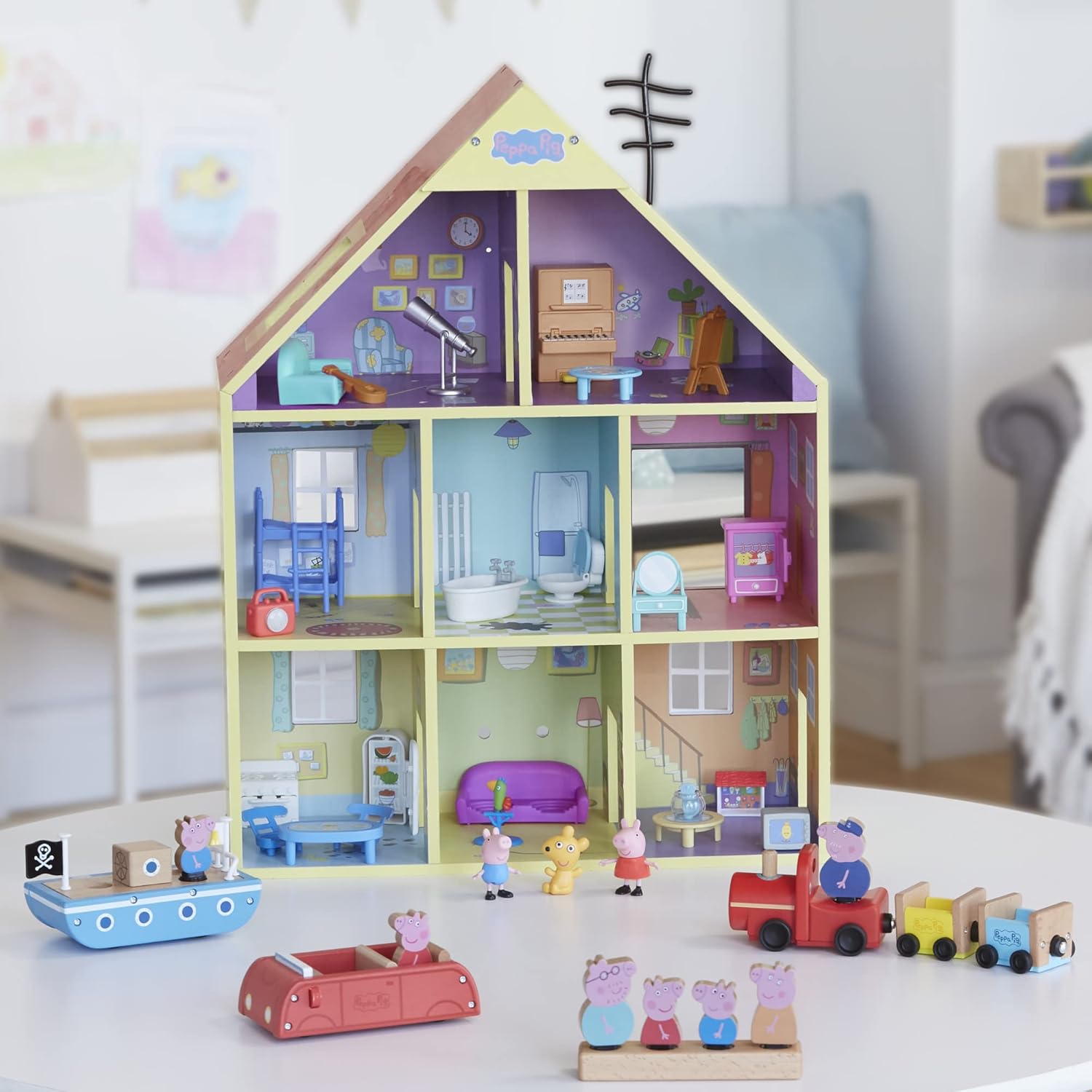 Peppa Pig - Súper casa de Madera - 8 Habitaciones - Incluye 2 Figuras y 29 Accesorios - Fabricada con Madera de Origen Responsable - A Partir de 3 años