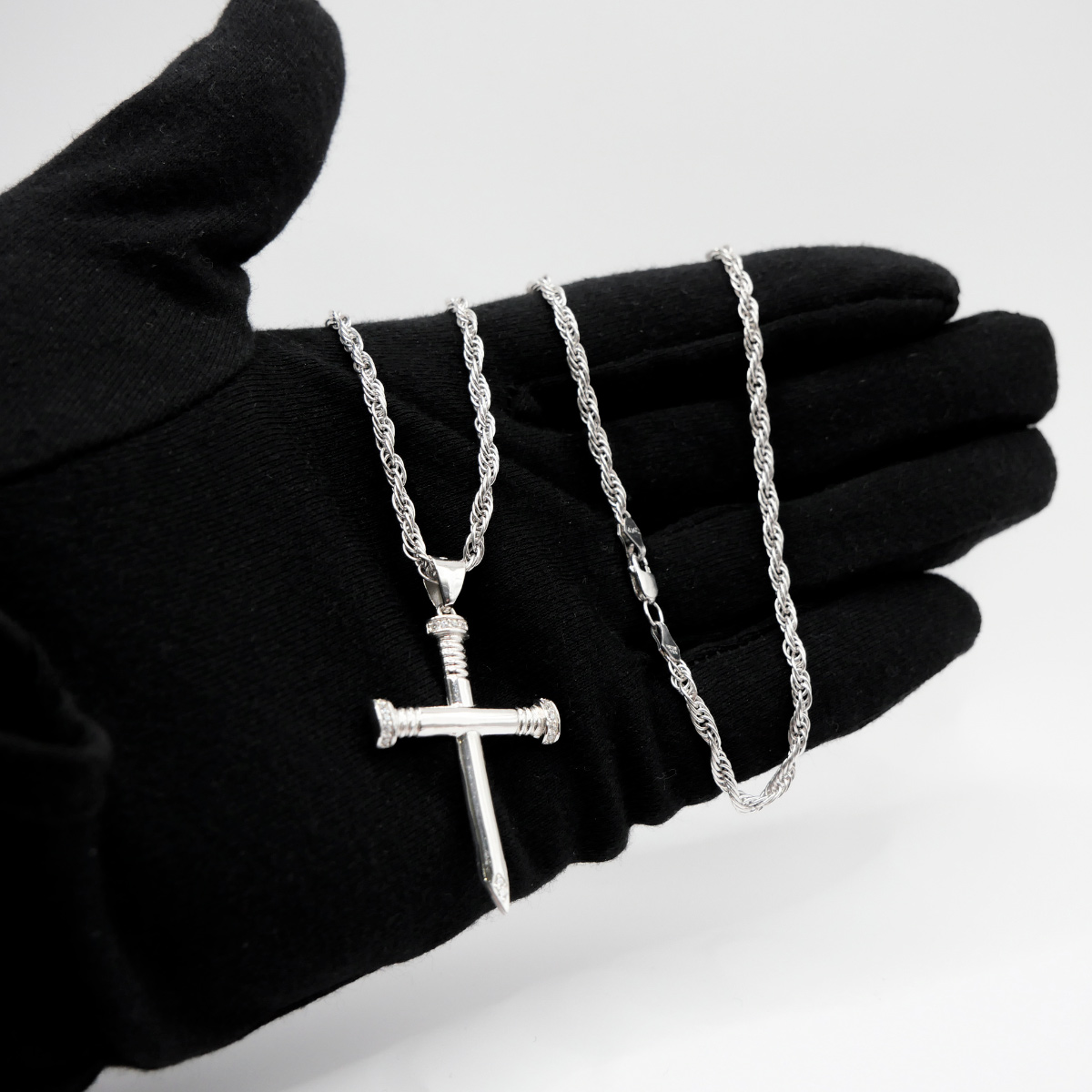 Cadena y cruz de hombre plata .925 con piedra zirconia y baño de rodio. Incluye certificado .