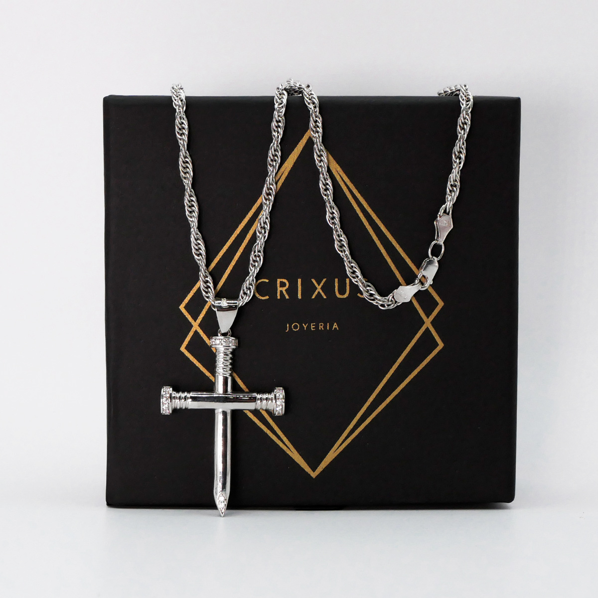 Cadena y cruz de hombre plata .925 con piedra zirconia y baño de rodio. Incluye certificado .