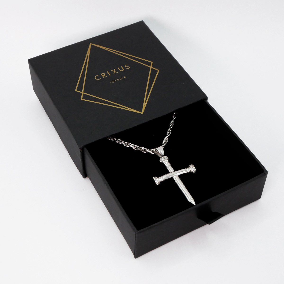 Cadena y cruz de hombre plata .925 con piedra zirconia y baño de rodio. Incluye certificado .