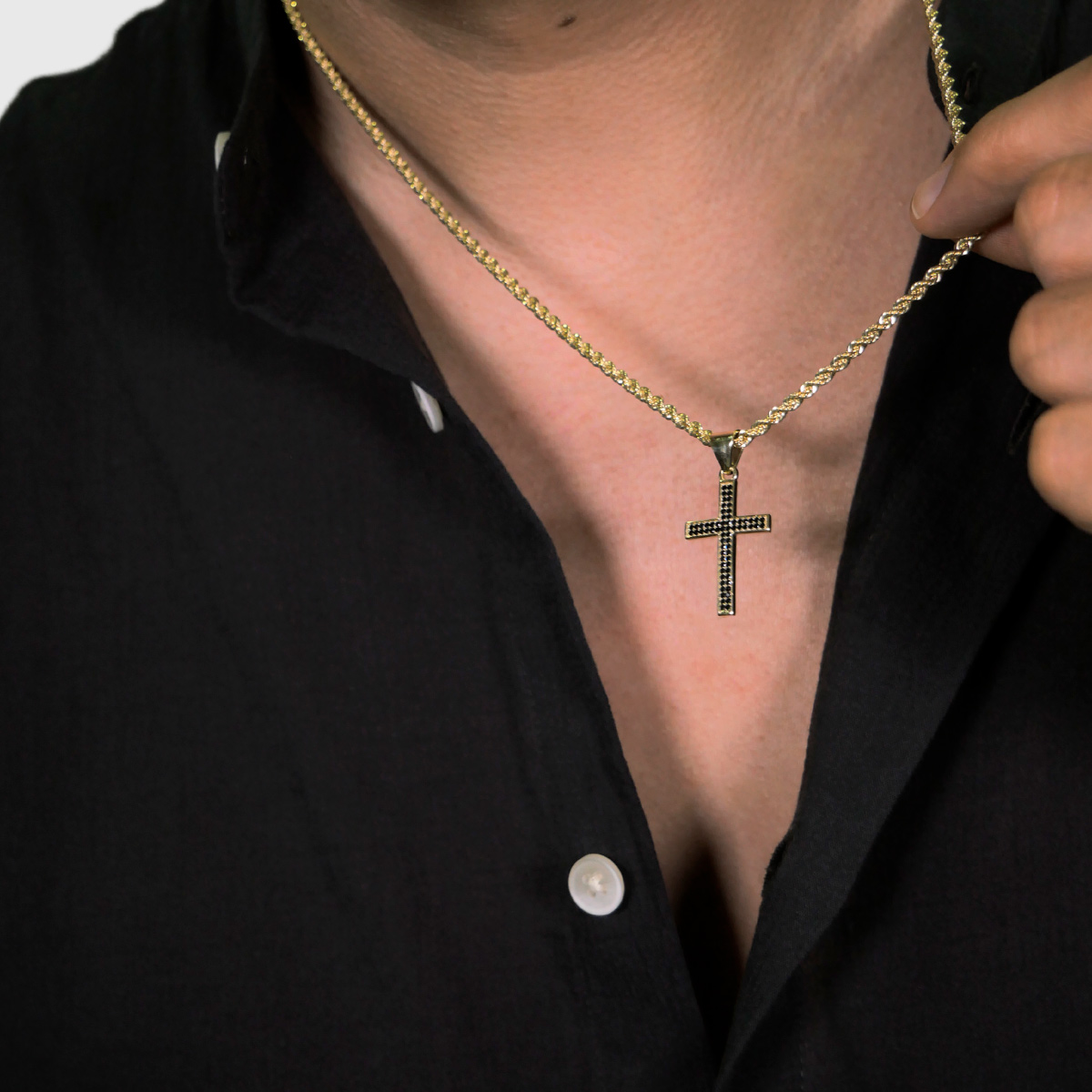 Cruz de oro 10k con piedra zirconia negra.
