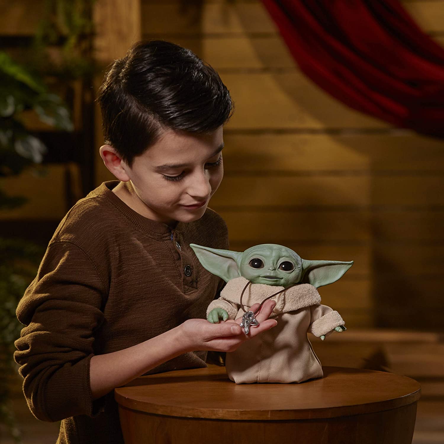 STAR WARS Hasbro Child Animatronic Edition con más de 25 Sonidos y Movimientos - Juguete The Mandalorian