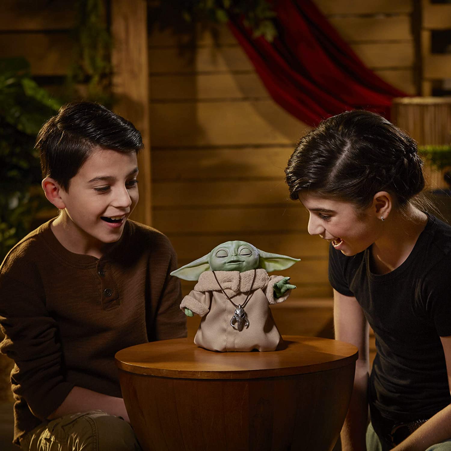 STAR WARS Hasbro Child Animatronic Edition con más de 25 Sonidos y Movimientos - Juguete The Mandalorian