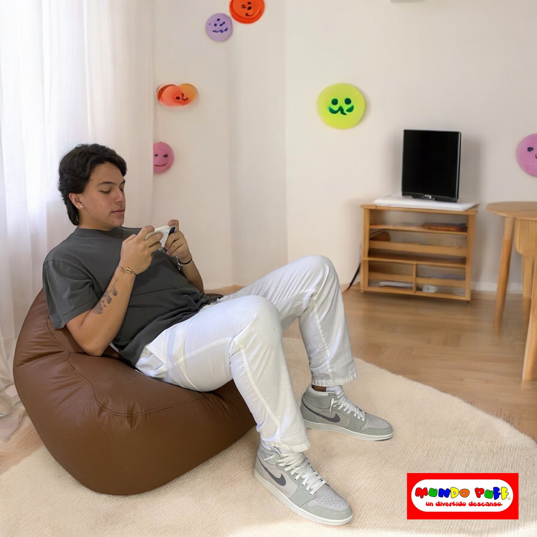 Sillón Puff Emoji Popo marca Mundo Puff.