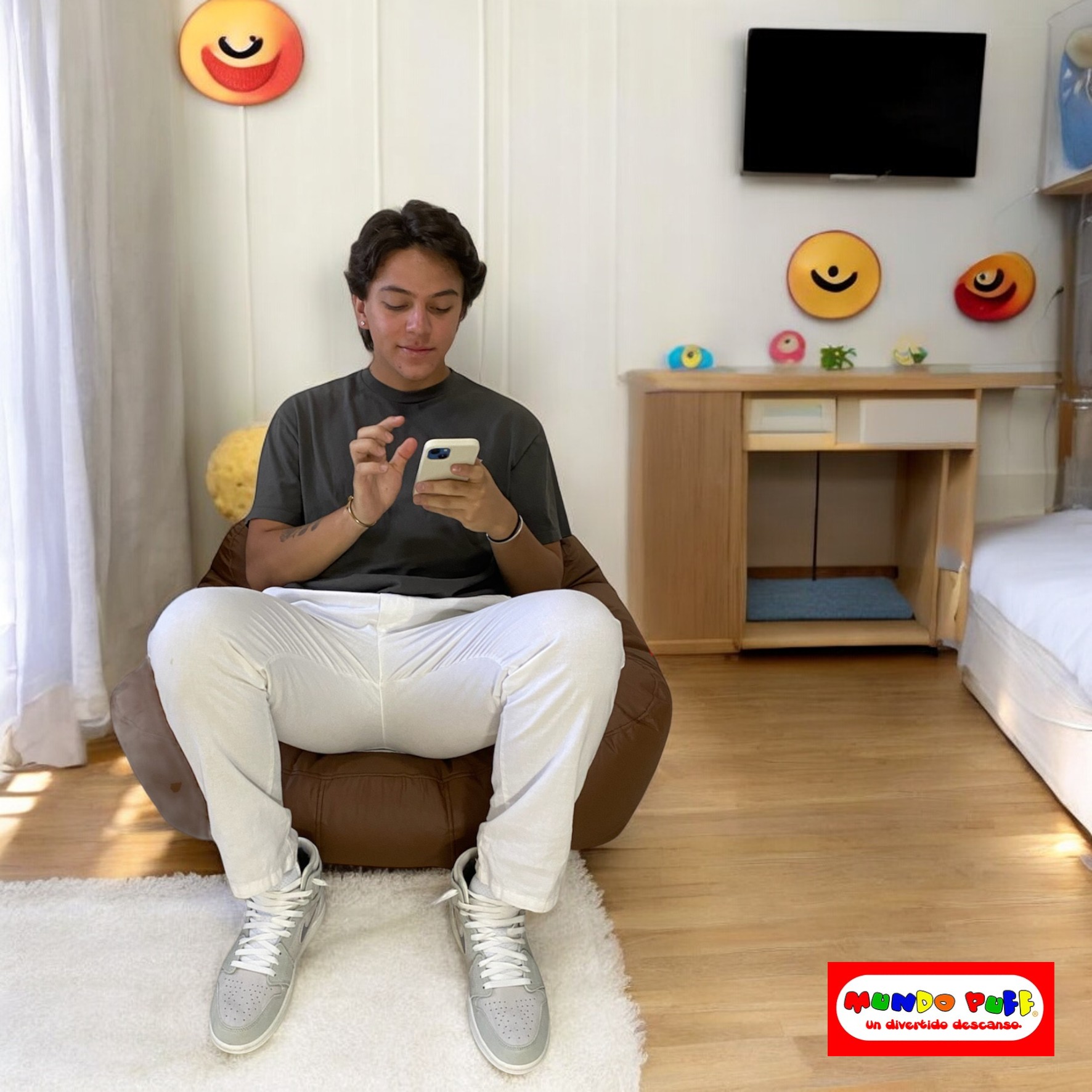 Sillón Puff Emoji Popo marca Mundo Puff.