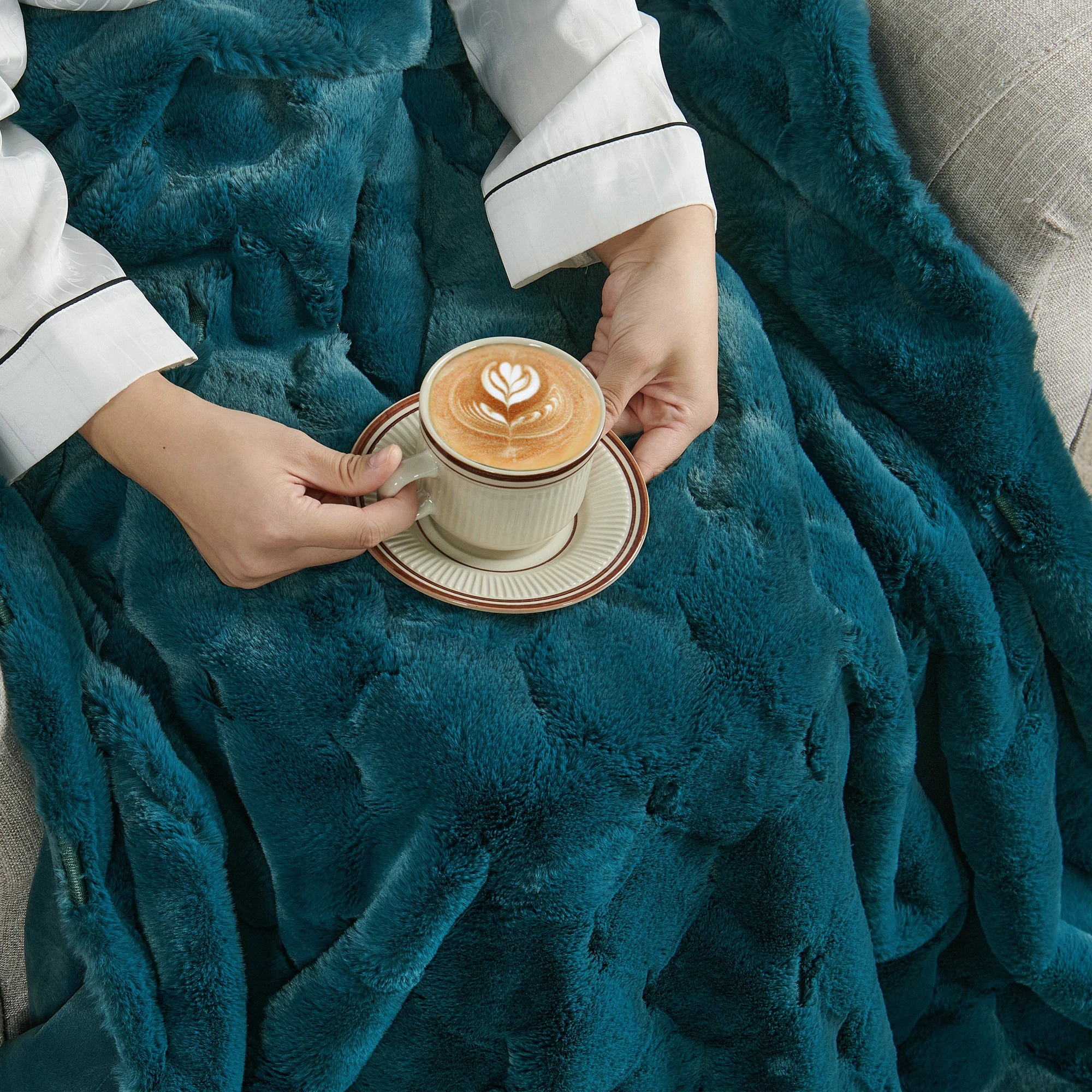 Manta Cobija Jacquard Rabbit Faux Fur 50" x 60" (Stargazer)