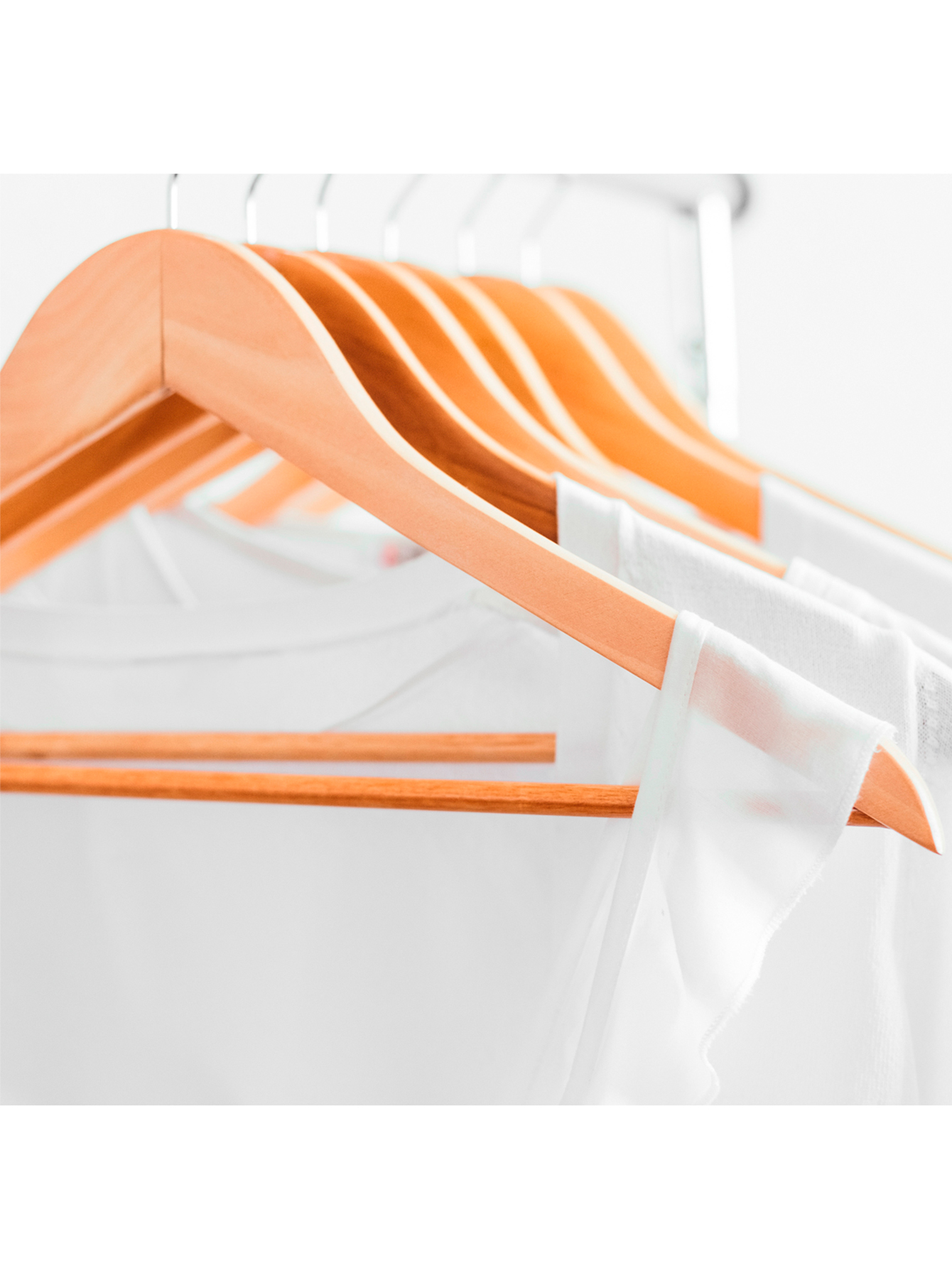 Set Brandtrendy 25 ganchos de madera y 7 cubre polvos para organizar la ropa