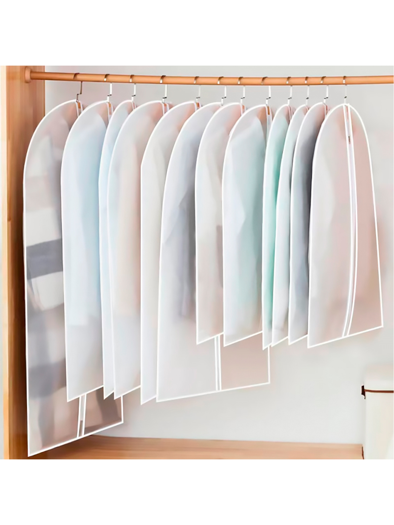 Set Brandtrendy 25 ganchos de madera y 7 cubre polvos para organizar la ropa