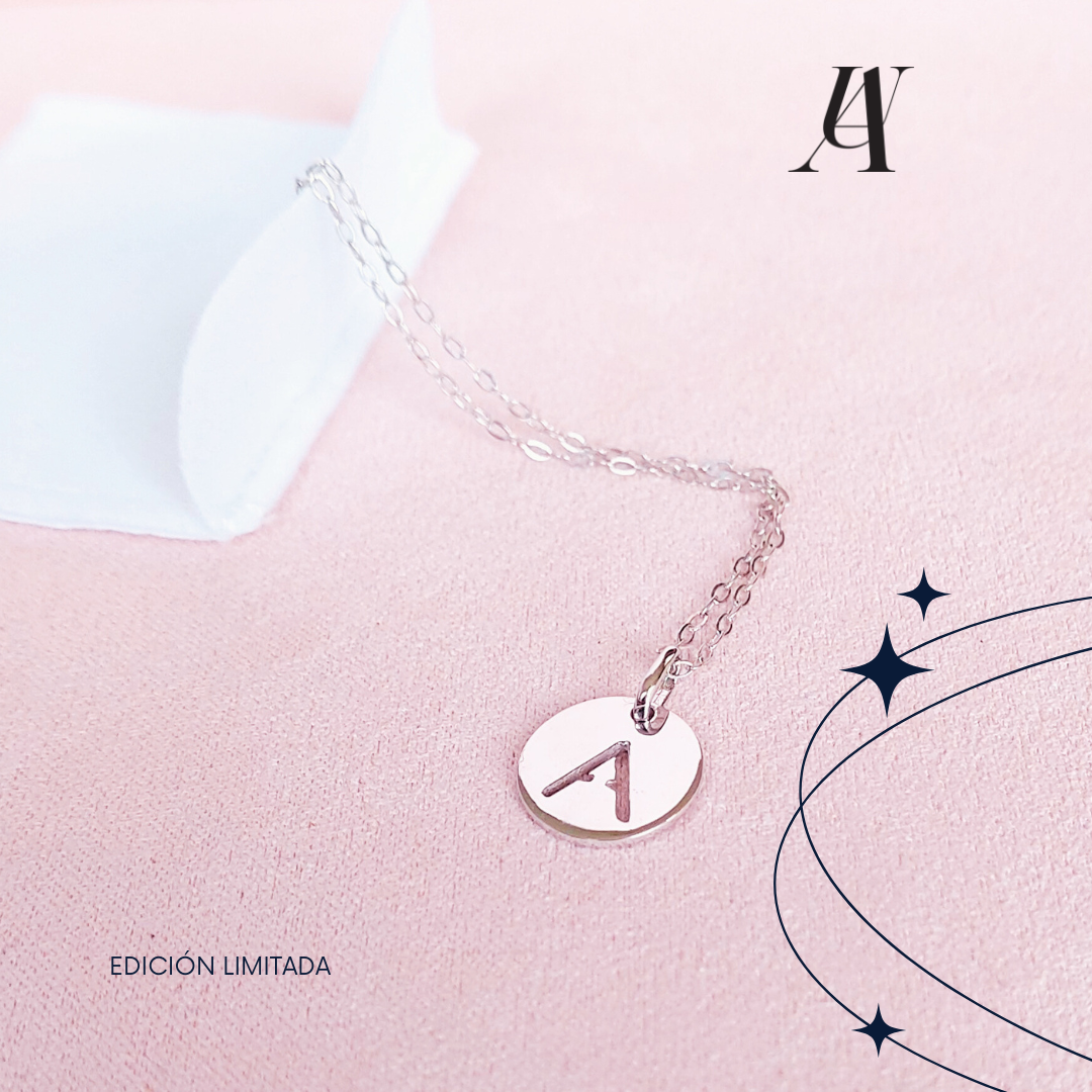 Collar de Inicial Authshine de Plata Ley 925 con Dije Redondo Letra A para Mujer