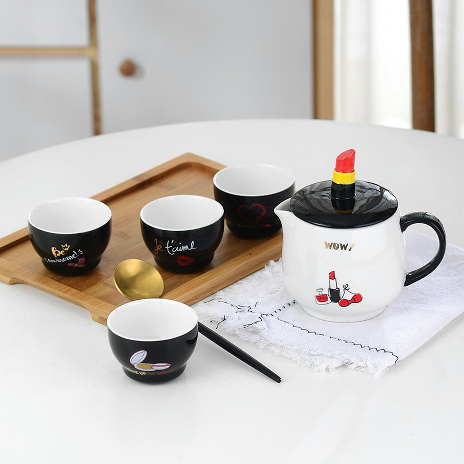 Juego de té de cerámica de corazón lindo con vaso de té y bandeja, juego de agua de cerámica de dibujos animados con una olla y cuatro tazas. 