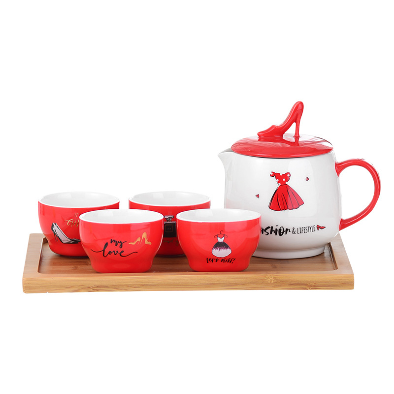Juego de té de cerámica de corazón lindo con vaso de té y bandeja, juego de agua de cerámica de dibujos animados con una olla y cuatro tazas. 