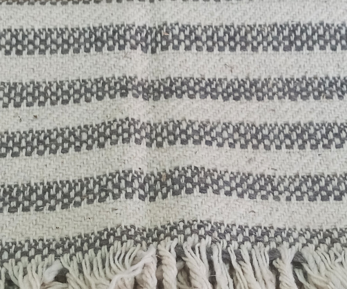 Rebozo de lana natural de oveja en color Café con puntas.