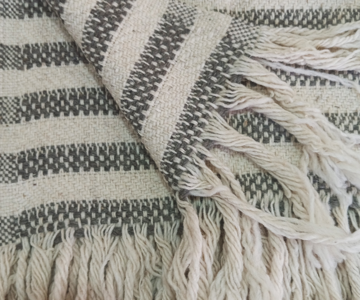 Rebozo de lana natural de oveja en color Café con puntas.