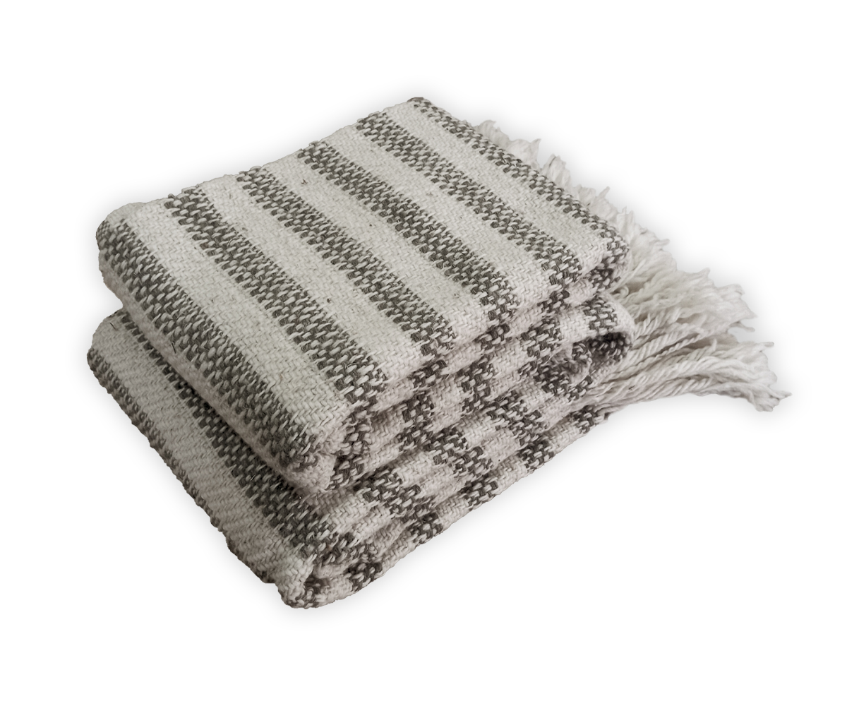 Rebozo de lana natural de oveja en color Café con puntas.