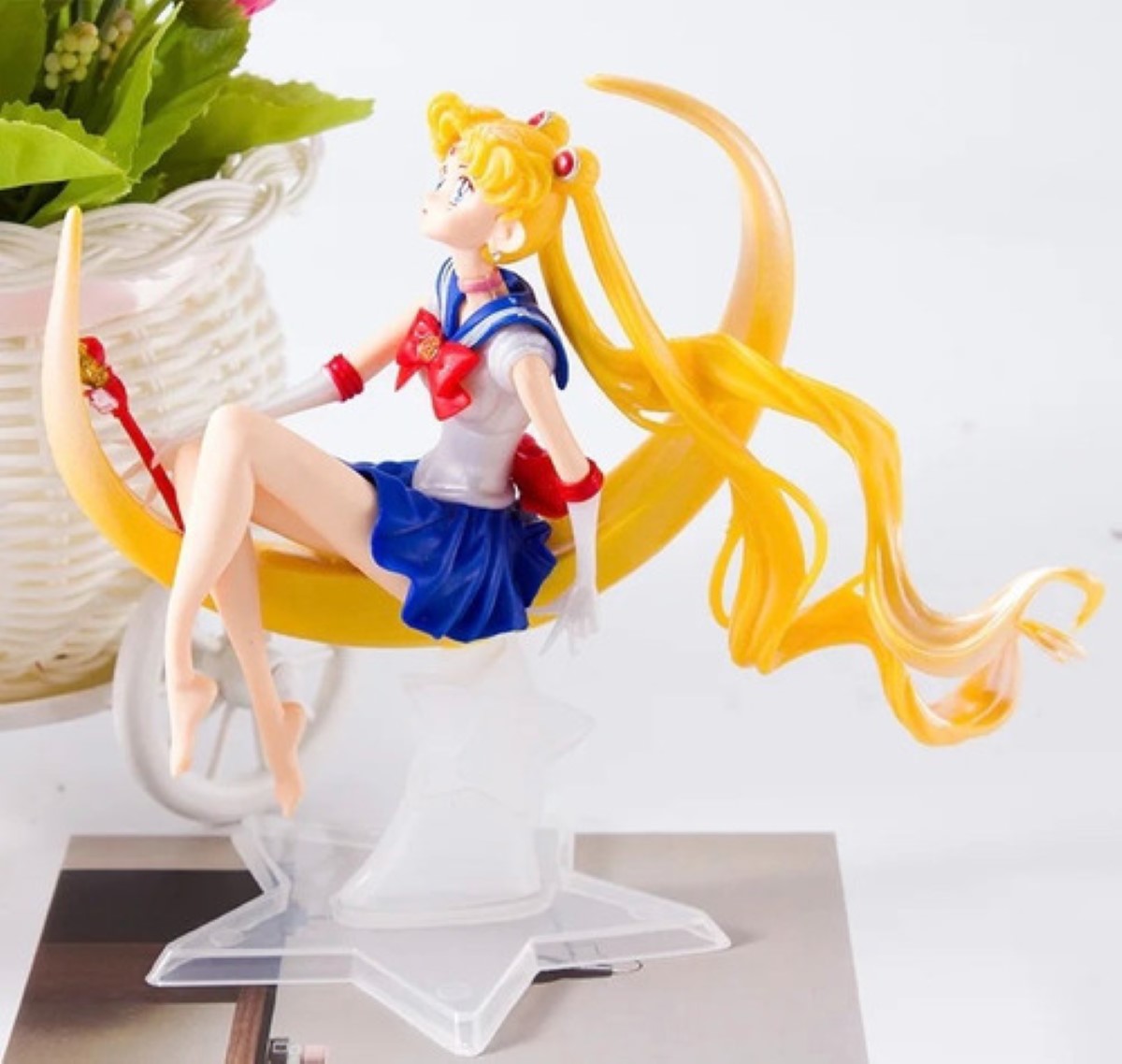 Muñeca Serena De Sailor Moon Con Base Lunar Adorno amarillo luna