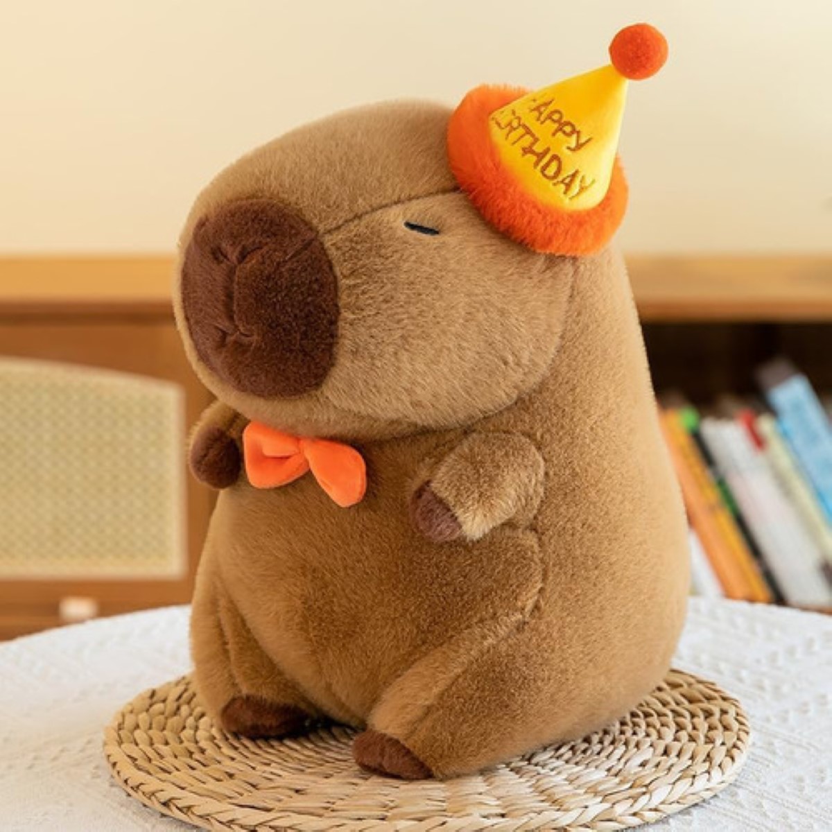 Muñeco De Peluche Capibara  Simpáticocafe gorro naramja amarillo happy