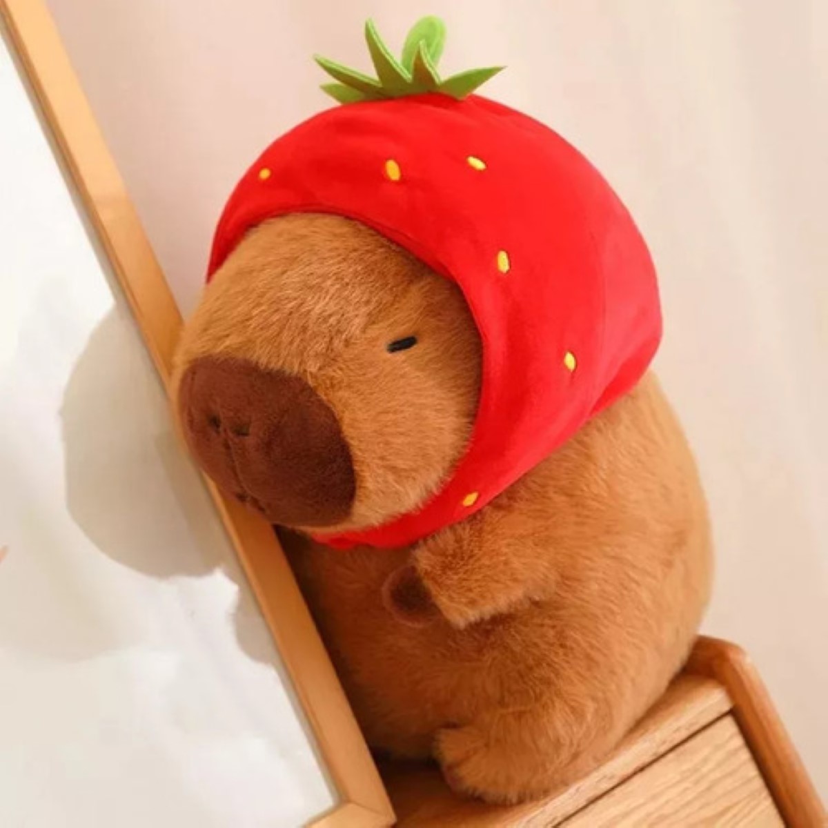 Bonito Peluche De Capibara Con Forma De Fresa, 2 Unidades cafe rojo