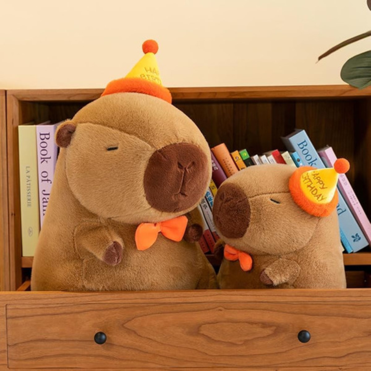 Muñeco De Peluche Capibara  Simpáticocafe gorro naramja amarillo happy