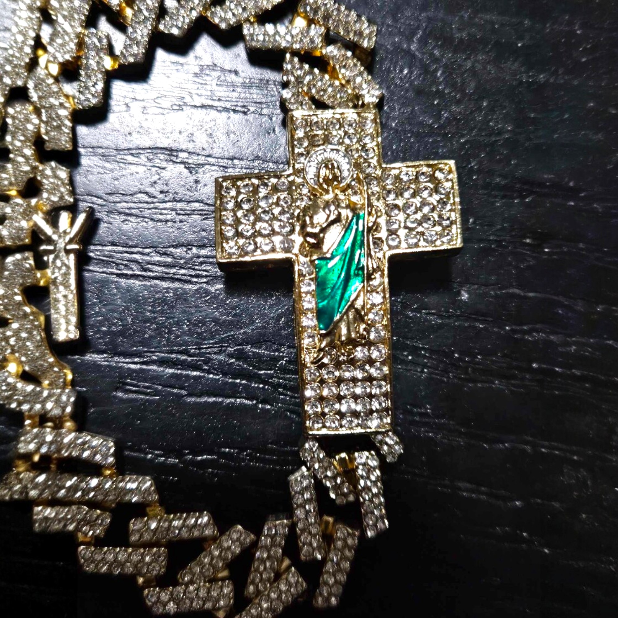 Esclava San Judas Tadeo, acabado brillante, oro laminado 18 kilates
