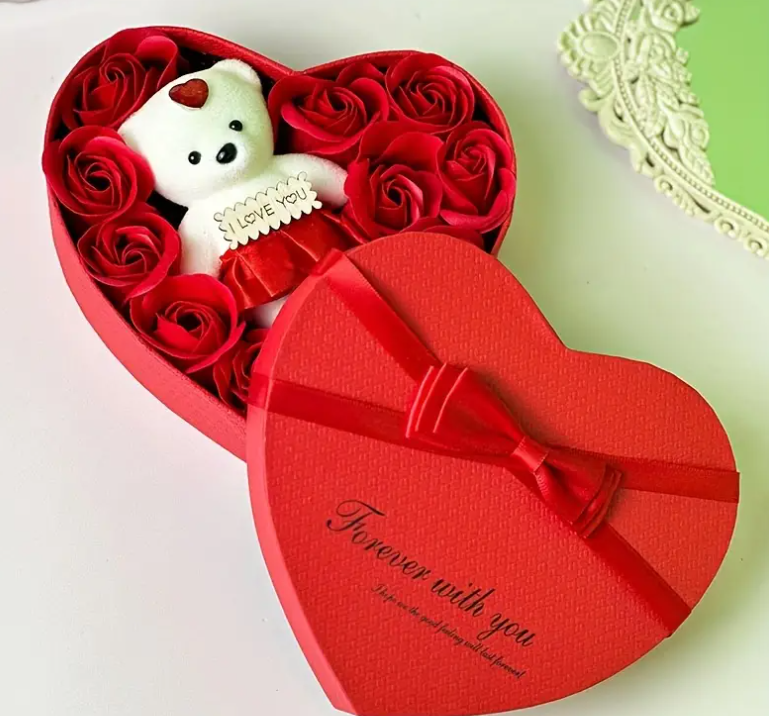Paquete de 5 CAJA EN FORMA DE CORAZON CON ARREGLO DE ROSAS Y OSITO