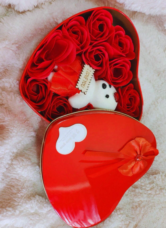 Paquete de 5 CAJA EN FORMA DE CORAZON CON ARREGLO DE ROSAS Y OSITO