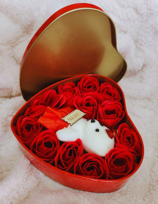Paquete de 5 CAJA EN FORMA DE CORAZON CON ARREGLO DE ROSAS Y OSITO