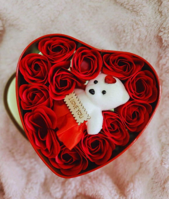 Paquete de 5 CAJA EN FORMA DE CORAZON CON ARREGLO DE ROSAS Y OSITO
