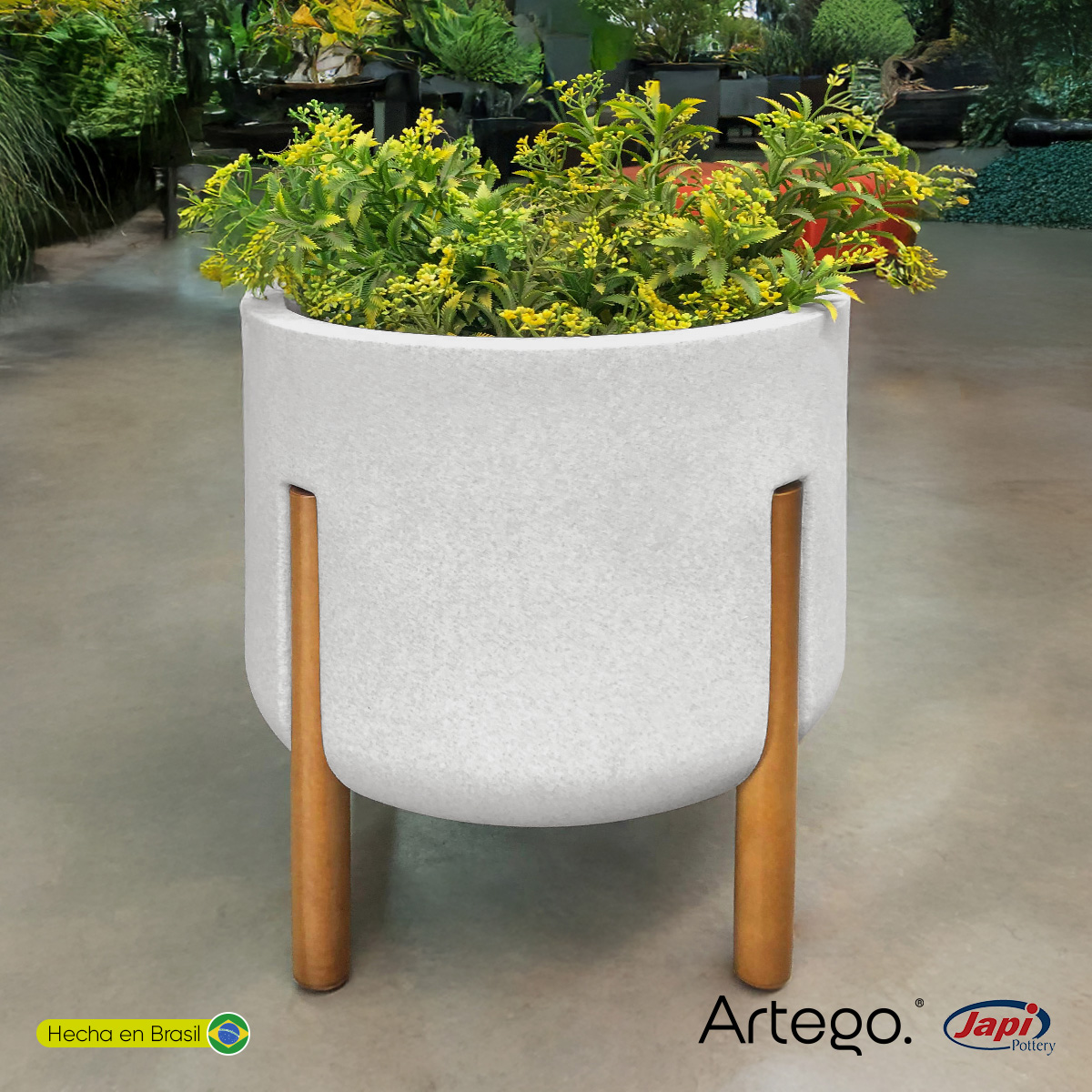 Maceta moderna con base de madera 36 cm de alto color Blanco White off HYMMA de Polietileno ultra ligera Artego Japi Hecho en Brasil