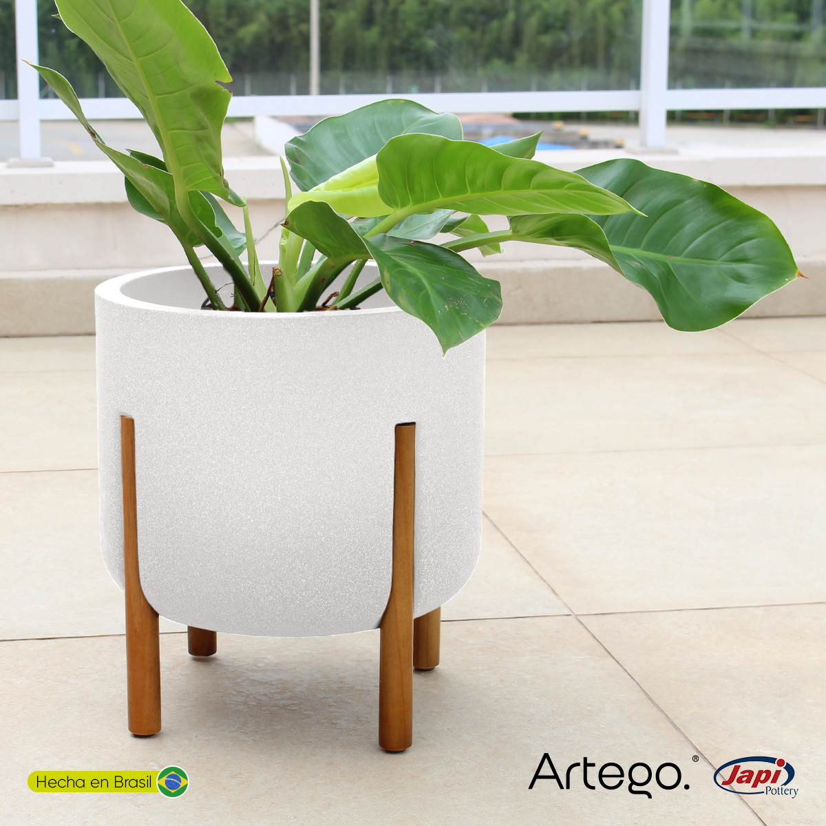 Maceta moderna con base de madera 36 cm de alto color Blanco White off HYMMA de Polietileno ultra ligera Artego Japi Hecho en Brasil