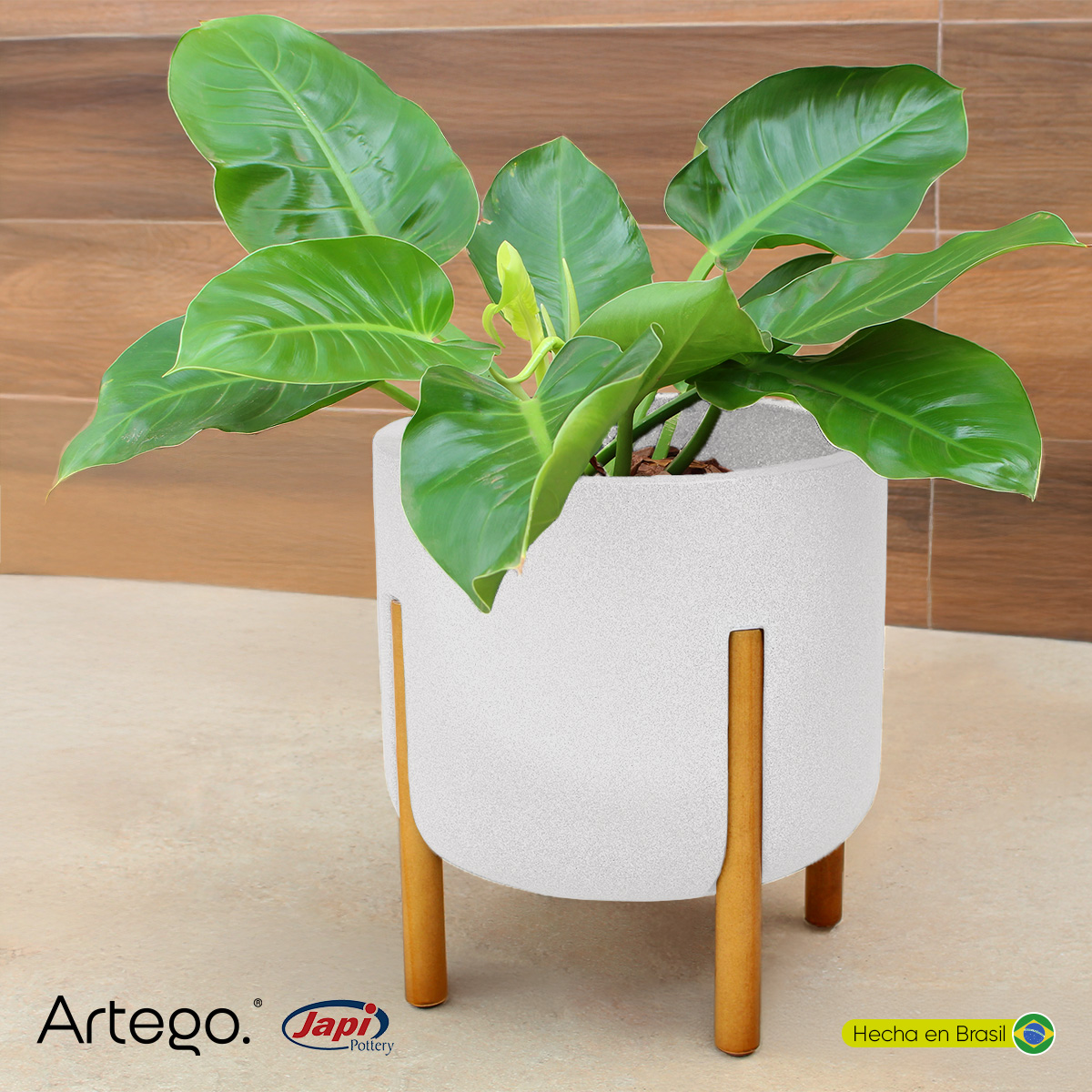 Maceta moderna con base de madera 36 cm de alto color Blanco White off HYMMA de Polietileno ultra ligera Artego Japi Hecho en Brasil