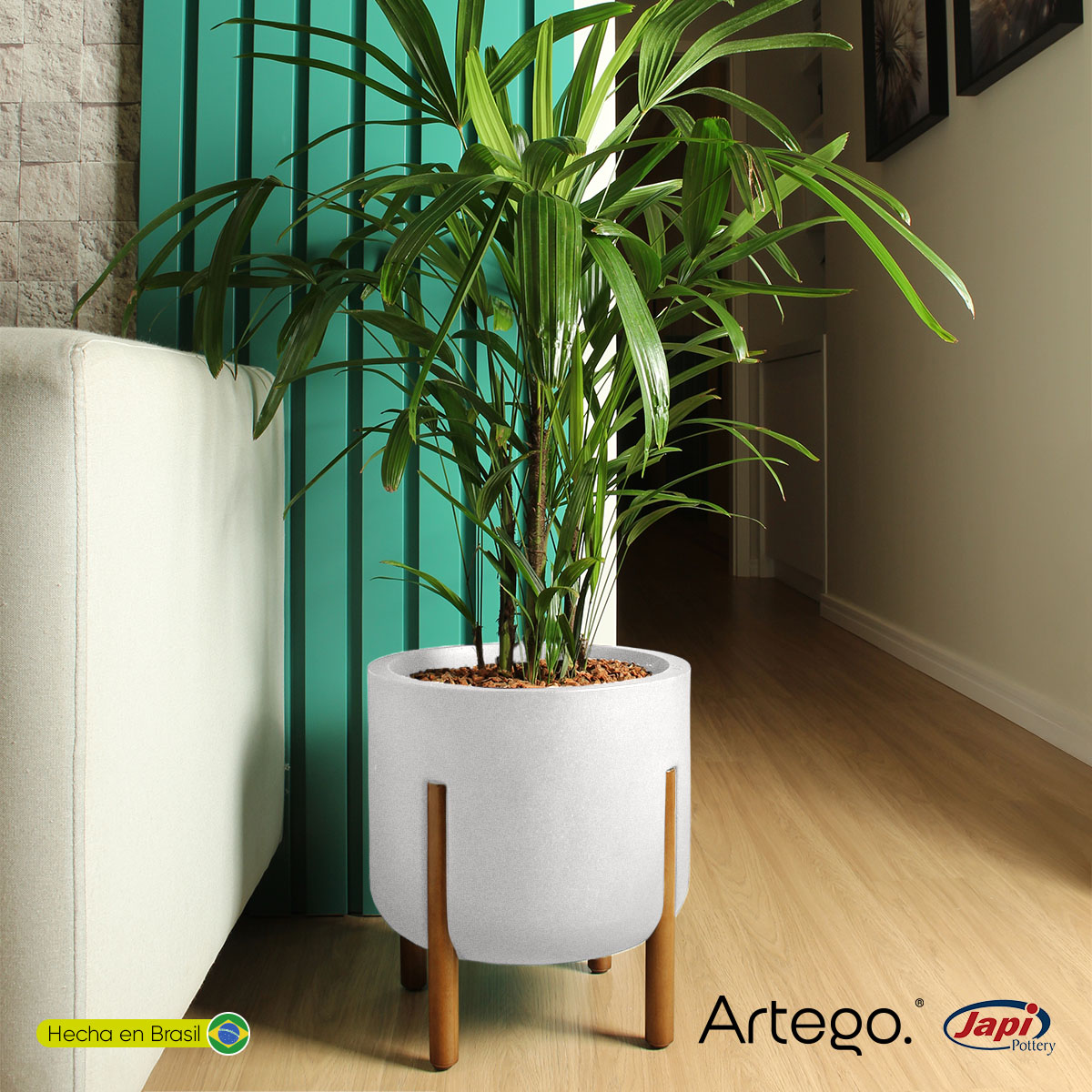 Maceta moderna con base de madera 36 cm de alto color Blanco White off HYMMA de Polietileno ultra ligera Artego Japi Hecho en Brasil