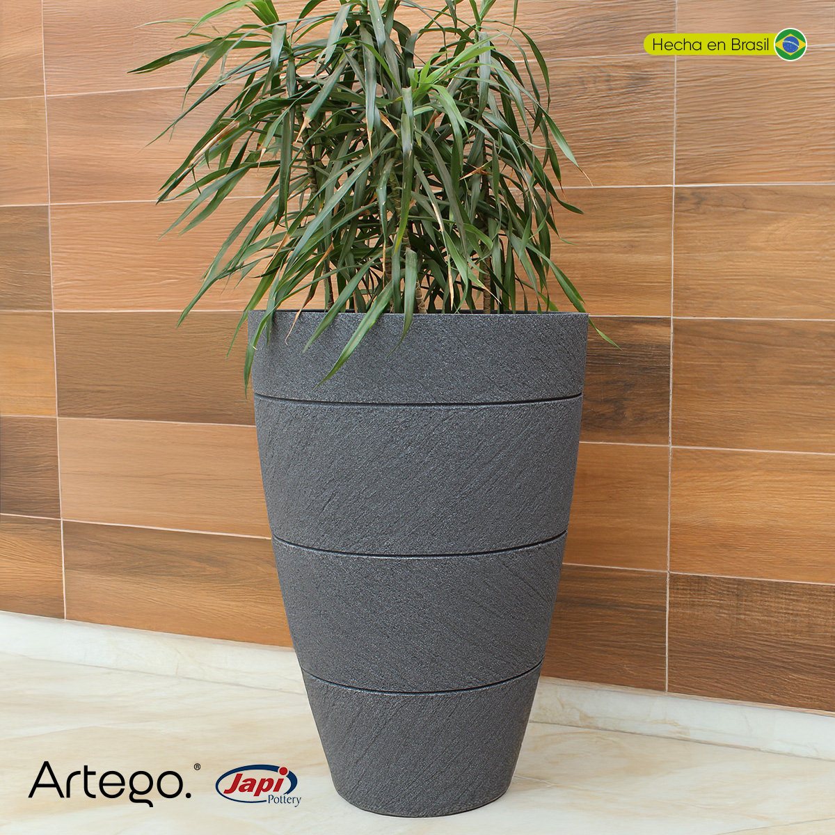 Maceta moderna para exteriores cónica grande 64 cm de alto color Azul grafito SAVIA de Polietileno ultra ligera Artego Japi Hecho en Brasil