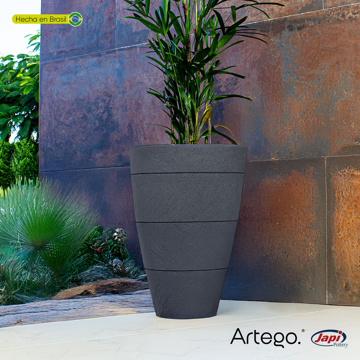 Maceta moderna para exteriores cónica grande 64 cm de alto color Azul grafito SAVIA de Polietileno ultra ligera Artego Japi Hecho en Brasil