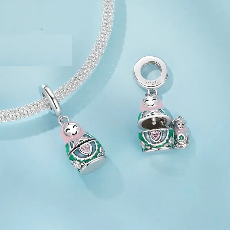 Dije Matryoshka tipo pandora plata 925 con baño de oro blanco