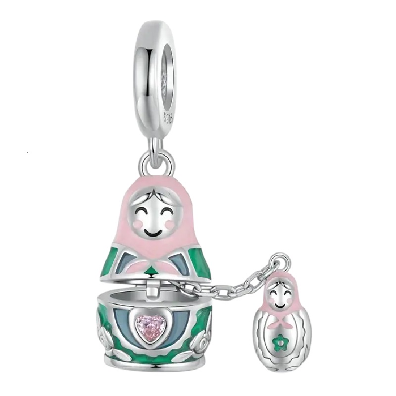 Dije Matryoshka tipo pandora plata 925 con baño de oro blanco