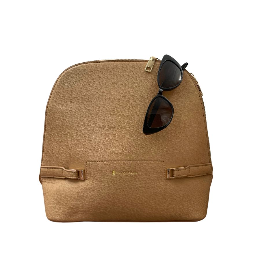 Mochila Camel Efecto Cuero con Detalles en Dorado 