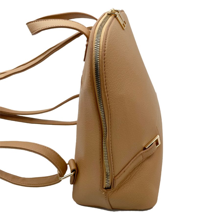 Mochila Camel Efecto Cuero con Detalles en Dorado 