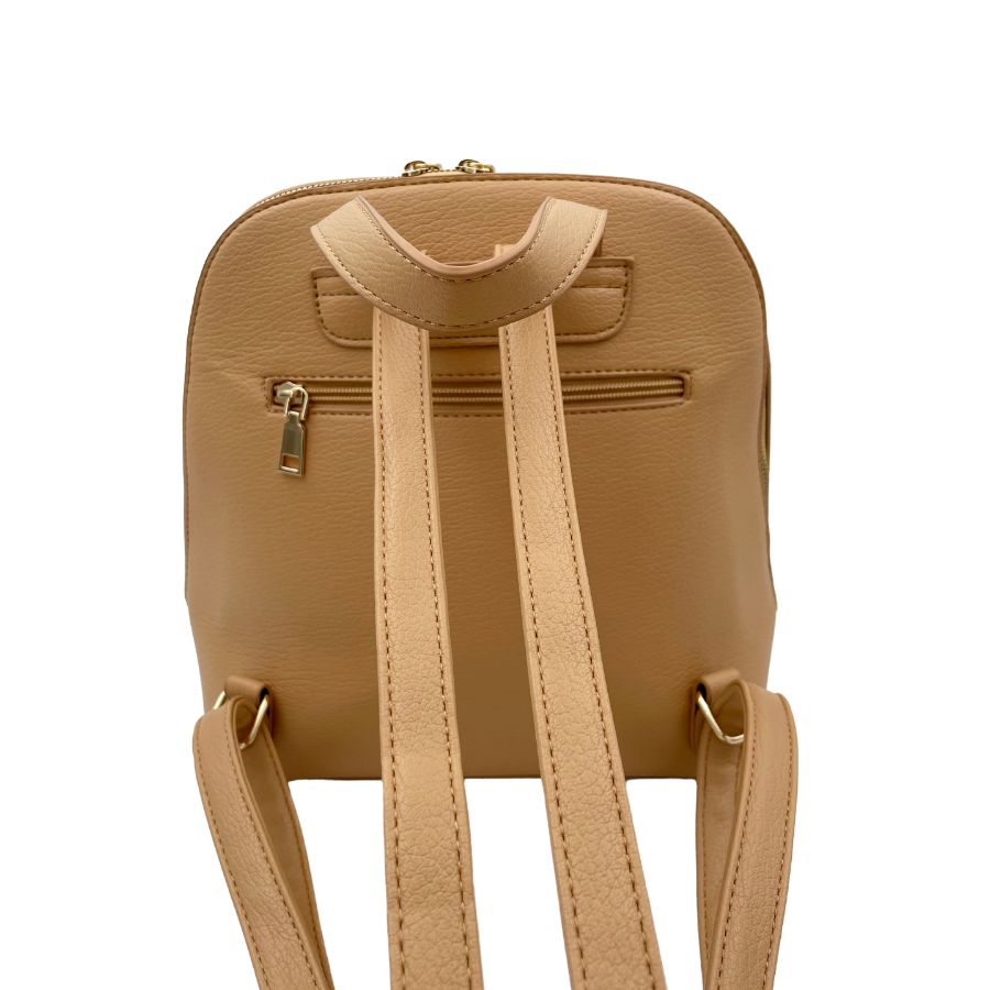 Mochila Camel Efecto Cuero con Detalles en Dorado 