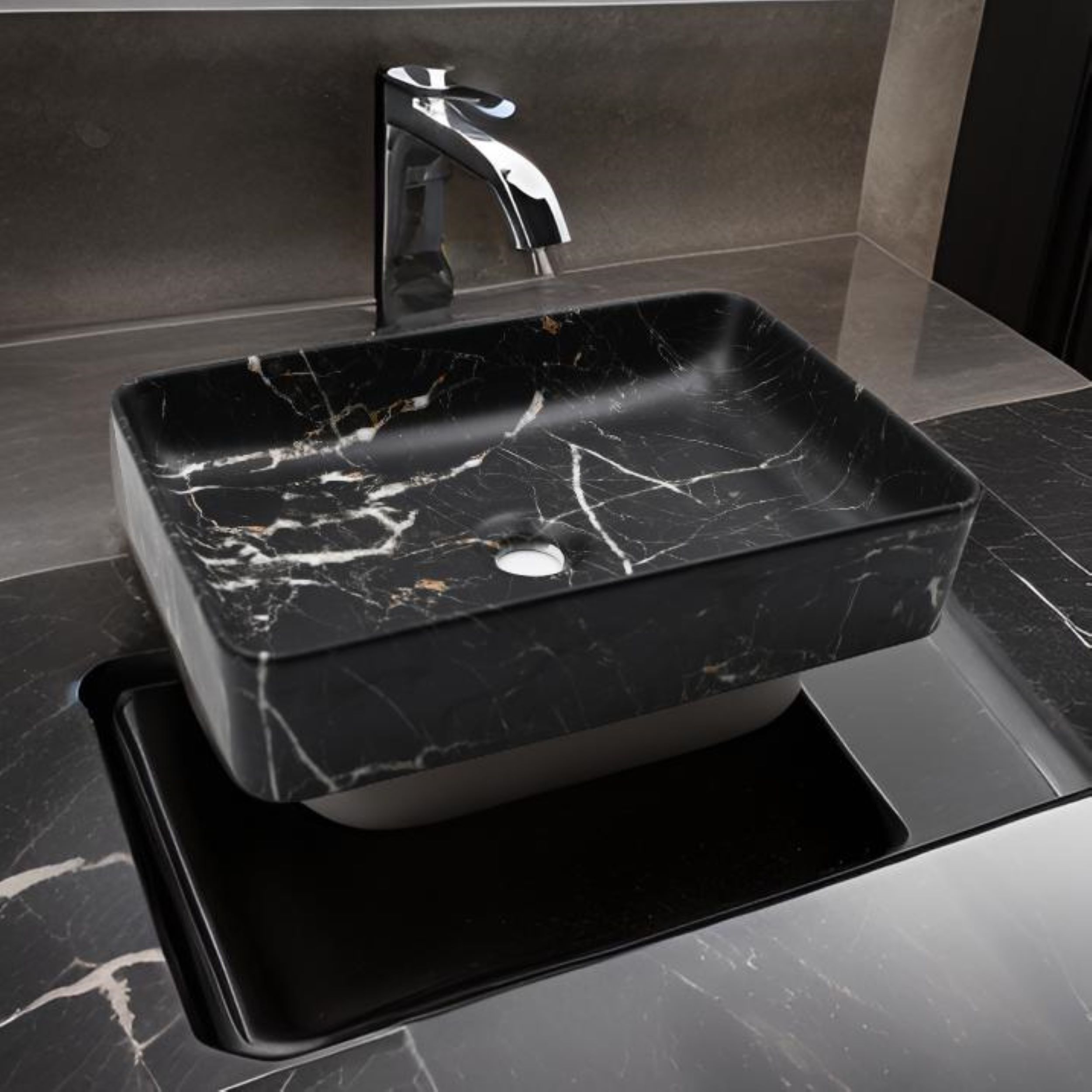 Lavabo Cerámico para Baño ANTI, forma rectangular acabado marmoleado mate en color negro. De sobreponer, con diseño europeo ideal para todo tipo de baños. Dimensiones 50.0 x 35.5 x 11.0 cms. (base x altura x profundidad)